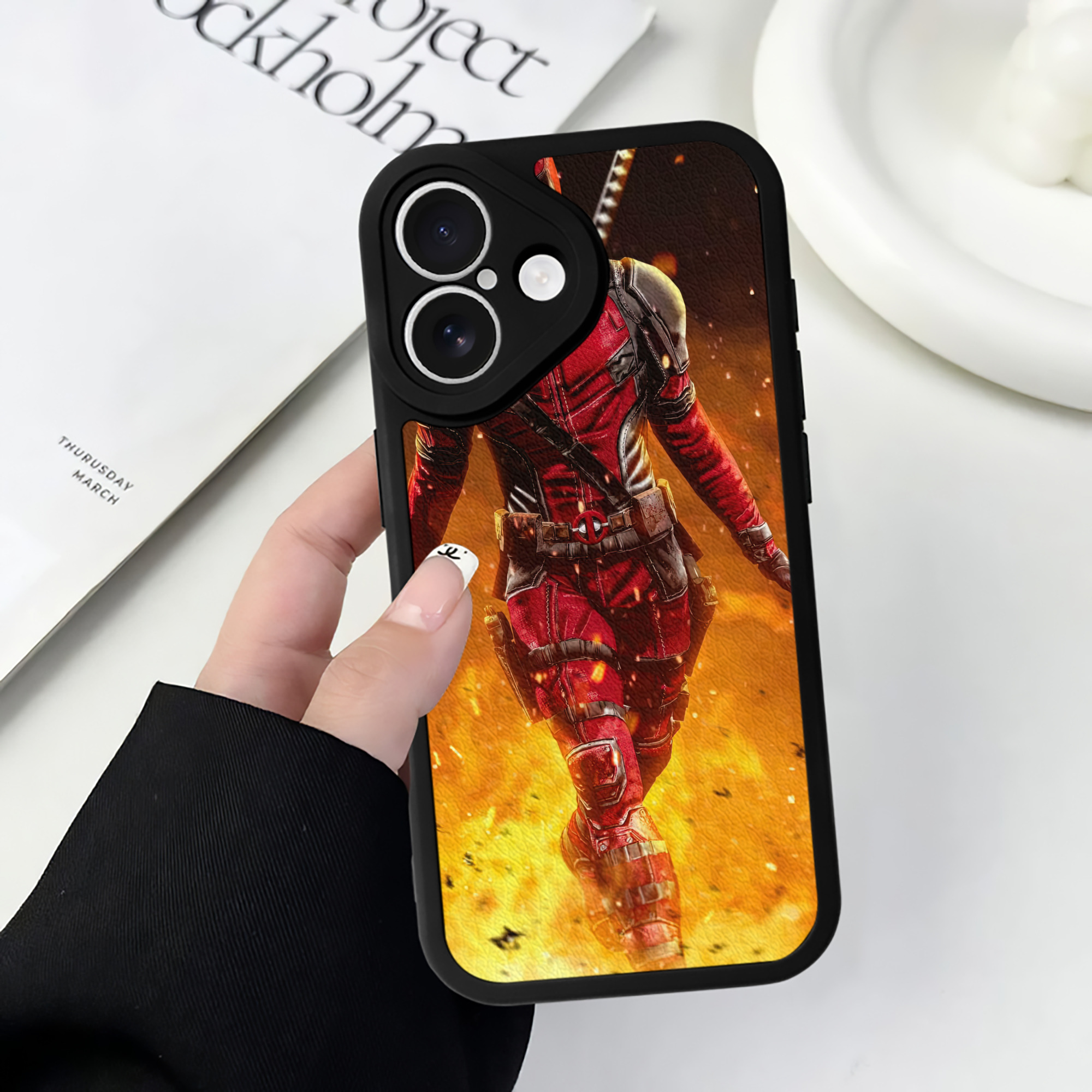 （画像用） Deadpool デッドプール 【iPhone 16シリーズ対応】シリコンスマホケース（レザー調） 材質：シリコン
